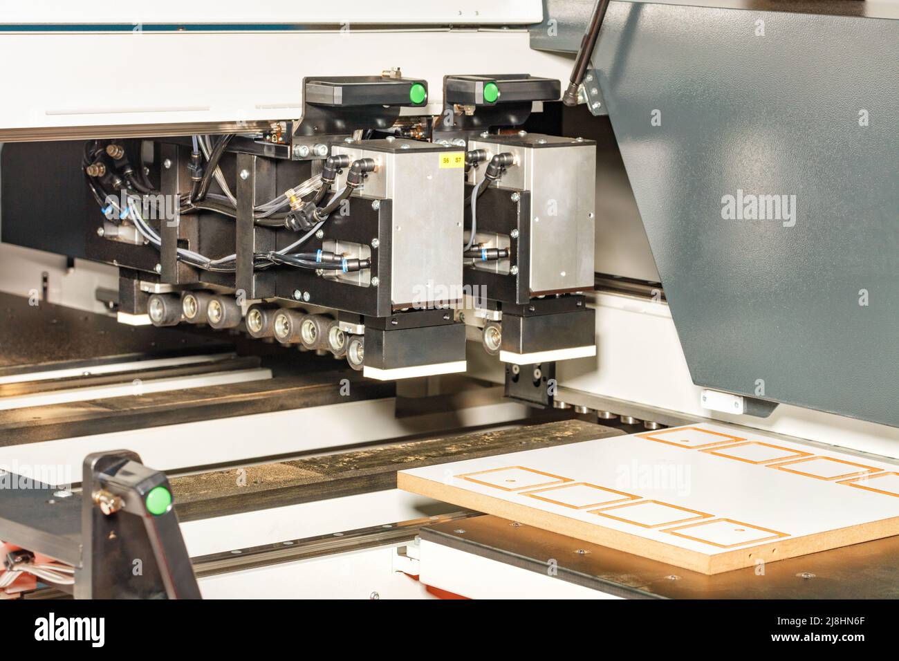 Automatisierte Produktion Holzbearbeitungslinie für die Produktion von Schrankmöbeln aus Spanplatte. Selektiver Fokus. Speicherplatz kopieren. Stockfoto
