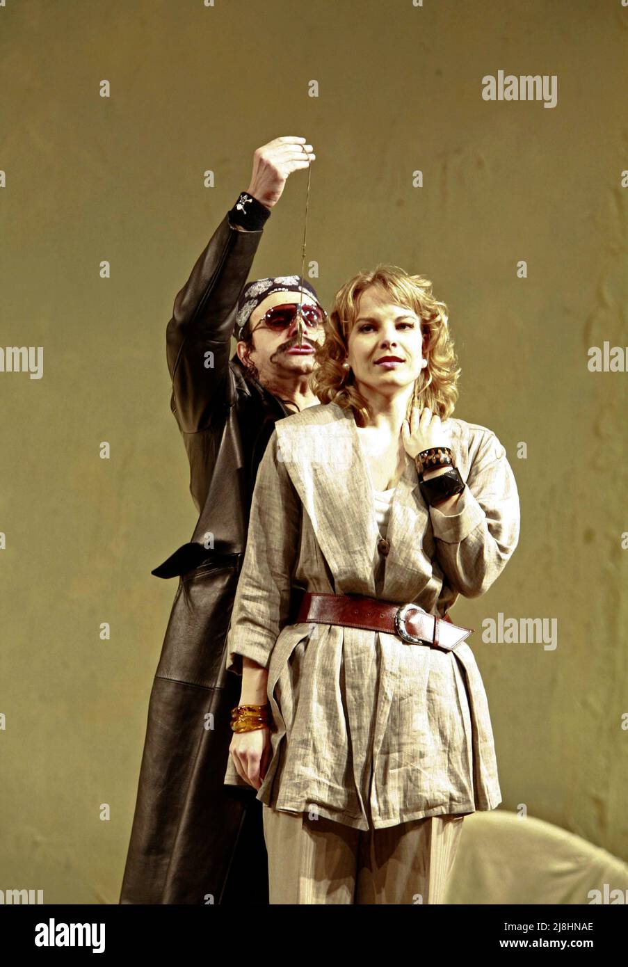 Elina Garanca (Dorabella), Lorenzo Regazzo (Guglielmo) in COSI FAN TUTTE von Mozart an der Royal Opera, Covent Garden, London WC2 14/07/2007 Leitung: Colin Davis Gestaltung des Sets: Jonathan Miller & 5 andere Beleuchtung: Jonathan Miller & John Carlton Regie: Jonathan Miller Stockfoto