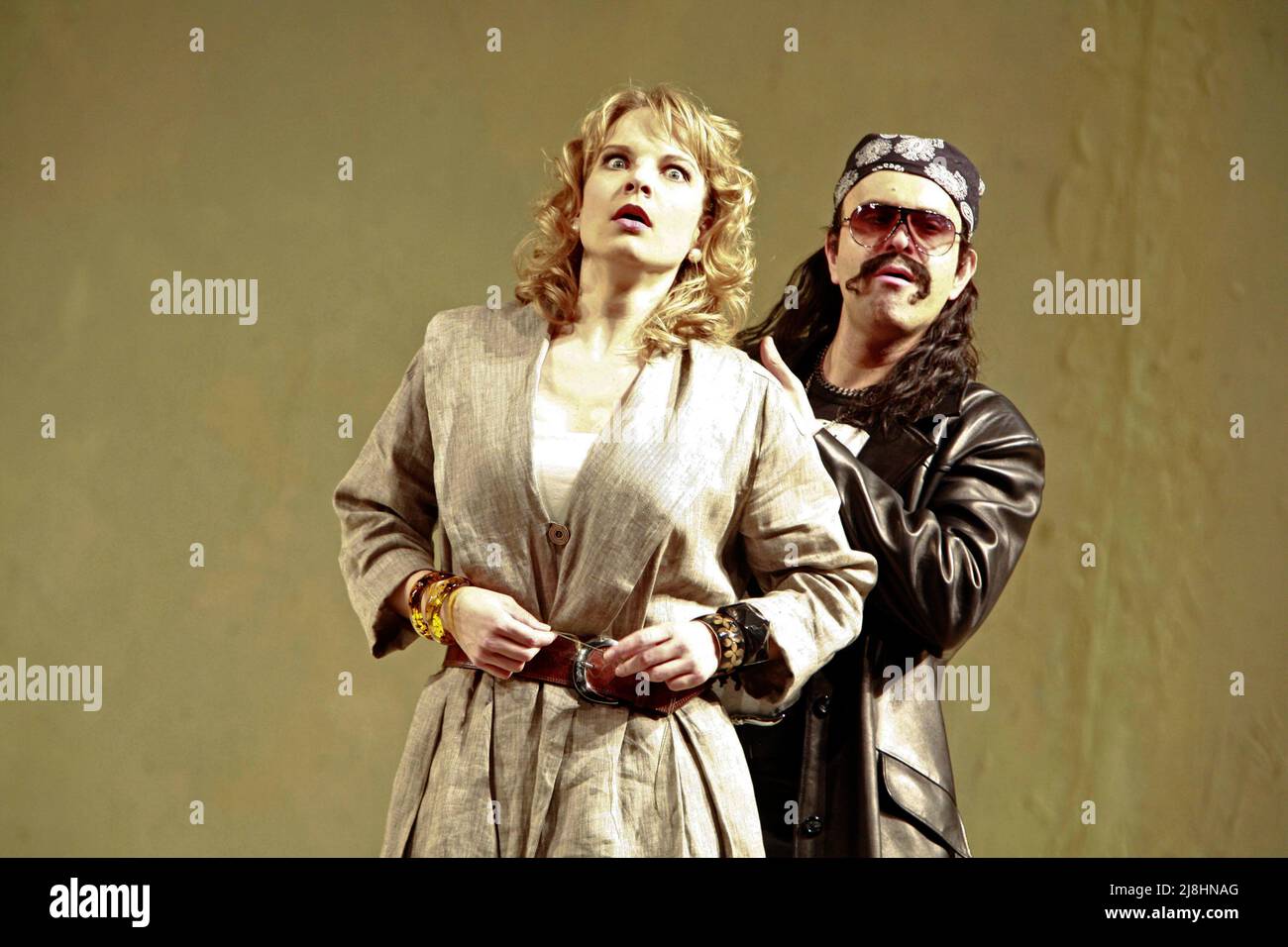 Elina Garanca (Dorabella), Lorenzo Regazzo (Guglielmo) in COSI FAN TUTTE von Mozart an der Royal Opera, Covent Garden, London WC2 14/07/2007 Leitung: Colin Davis Gestaltung des Sets: Jonathan Miller & 5 andere Beleuchtung: Jonathan Miller & John Carlton Regie: Jonathan Miller Stockfoto