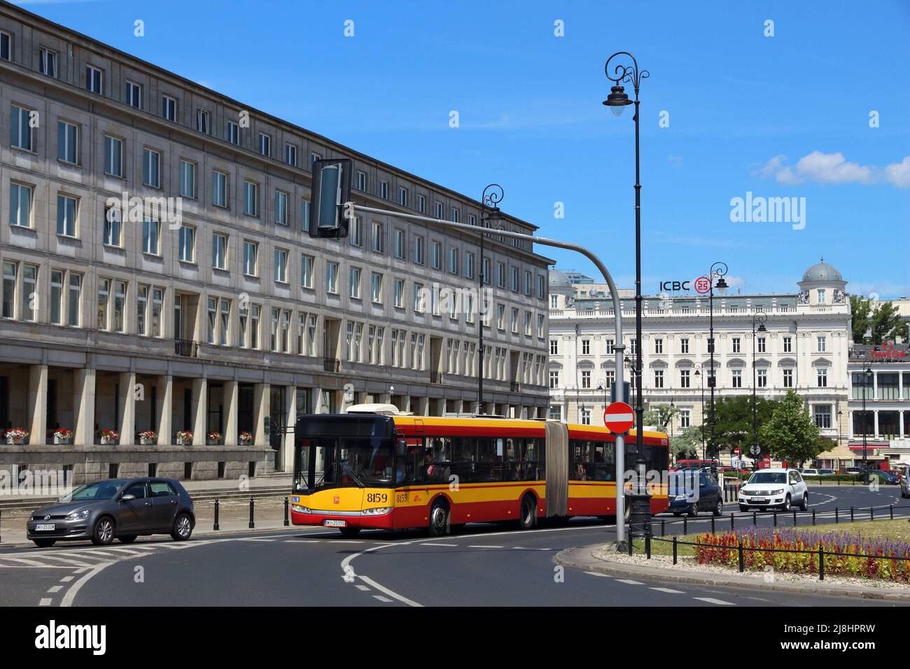 Warschau, Polen - 19. JUNI 2016: Leute fahren Solaris Urbino Stadt-bus von Mza in Warschau, Polen betrieben. MZA Warschau betreibt eine Flotte von 1390 Busse. Stockfoto