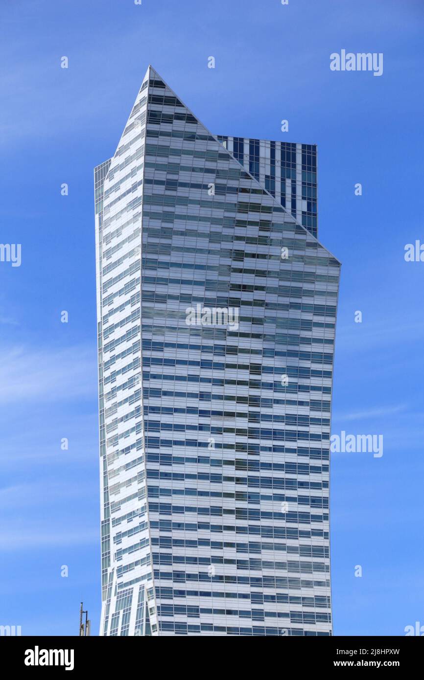 Warschau, Polen - 19. JUNI 2016: Zlota 44 Wolkenkratzer in Warschau, Polen. Der 192 Meter hohe Wolkenkratzer wurde von Daniel Libeskind entworfen. Stockfoto
