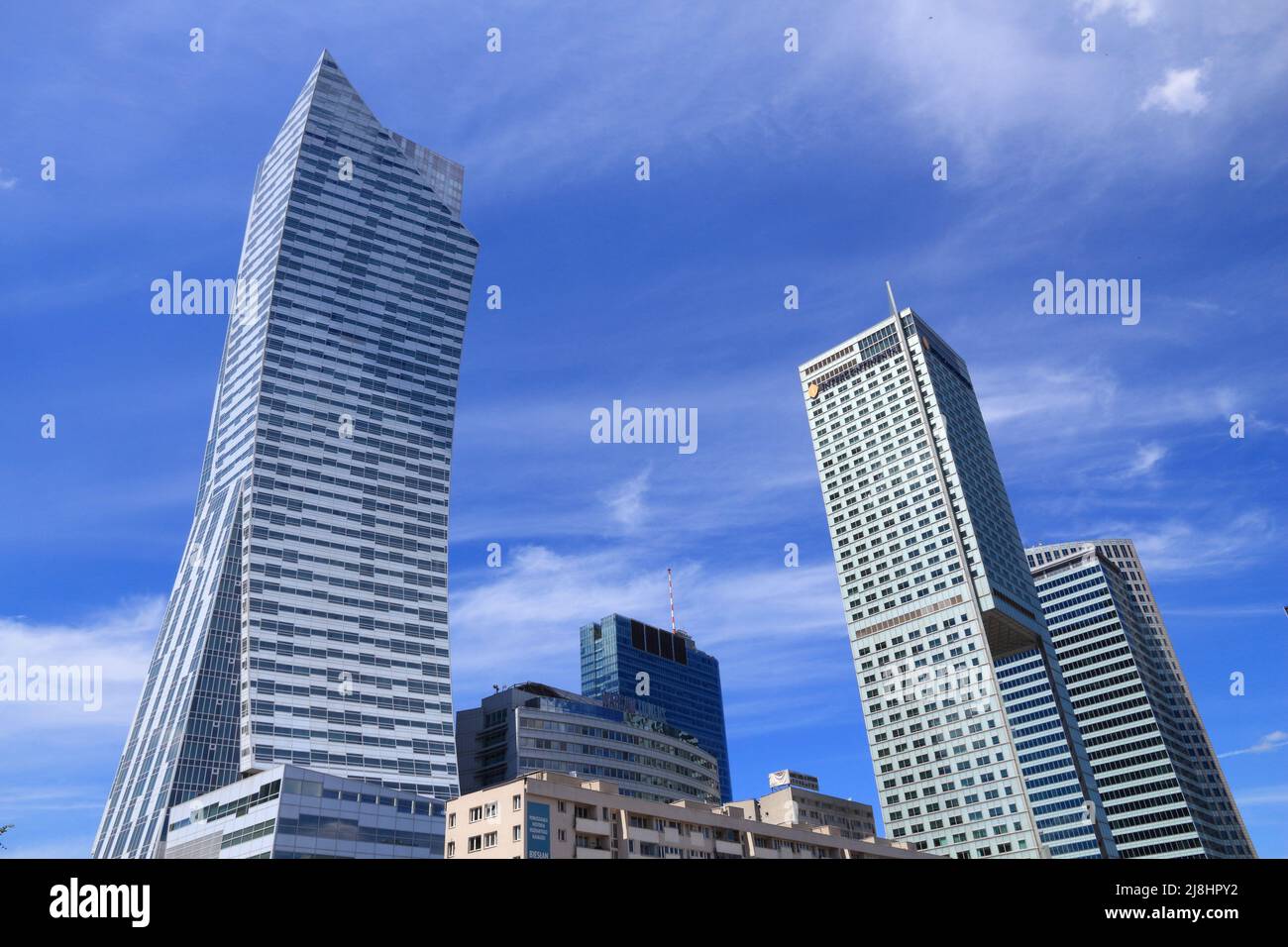 WARSCHAU, POLEN - 19. JUNI 2016: Skyline der Innenstadt von skycraper in Warschau, Polen. Das Gebäude auf der linken Seite ist Zlota 44, entworfen von Daniel Libeskind. Stockfoto
