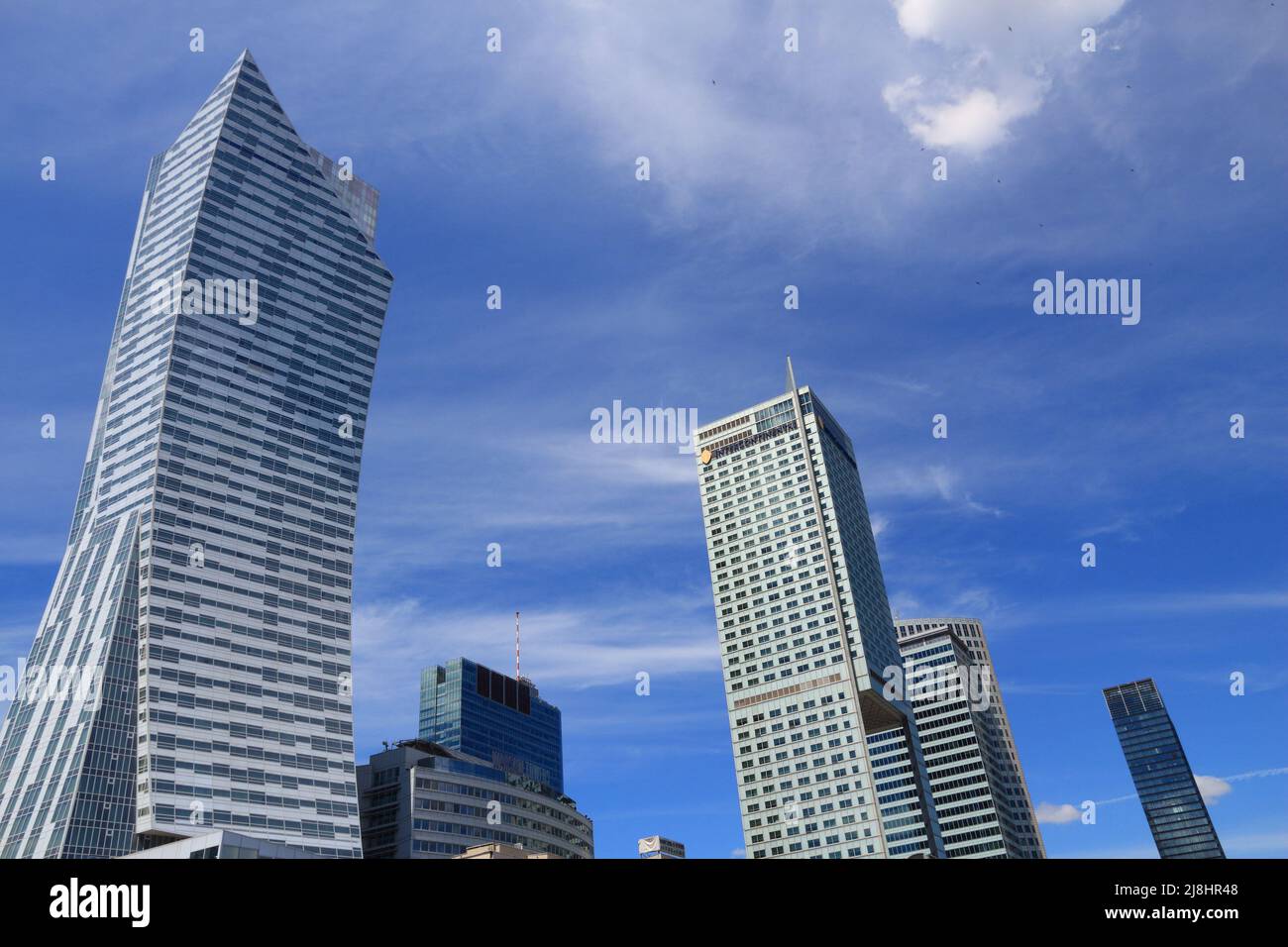 WARSCHAU, POLEN - 19. JUNI 2016: Skyline von Warschau mit dem Wolkenkratzer Zlota 44 (links) in Polen. Der 192m hohe Wolkenkratzer wurde von Daniel Libeskind entworfen. Stockfoto