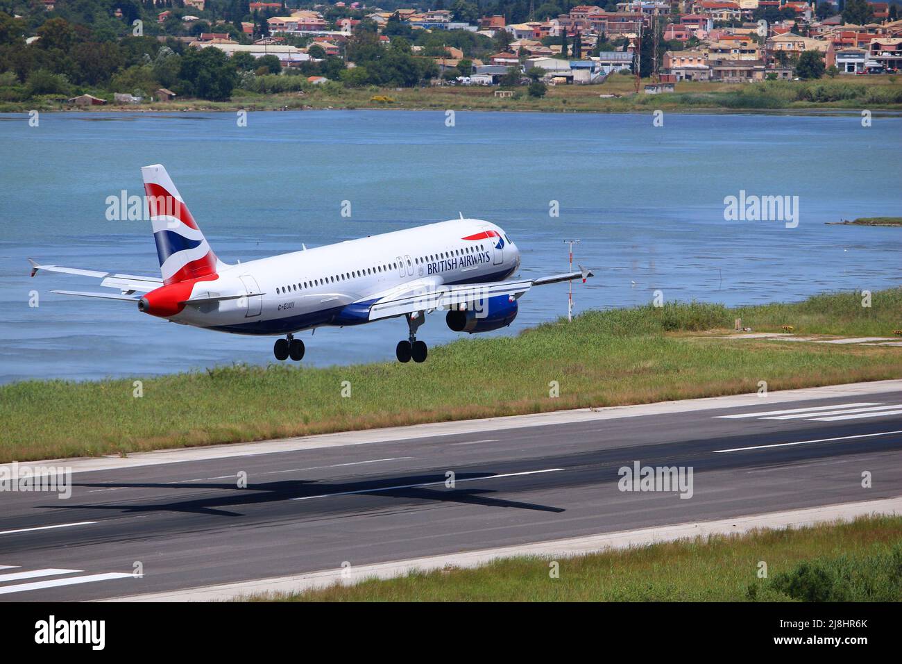 Korfu, Griechenland - Juni 5, 2016: British Airways Airbus A320 kommt zu den internationalen Flughafen Korfu, Griechenland. British Airways ist die nationale Fluggesellschaft des U Stockfoto