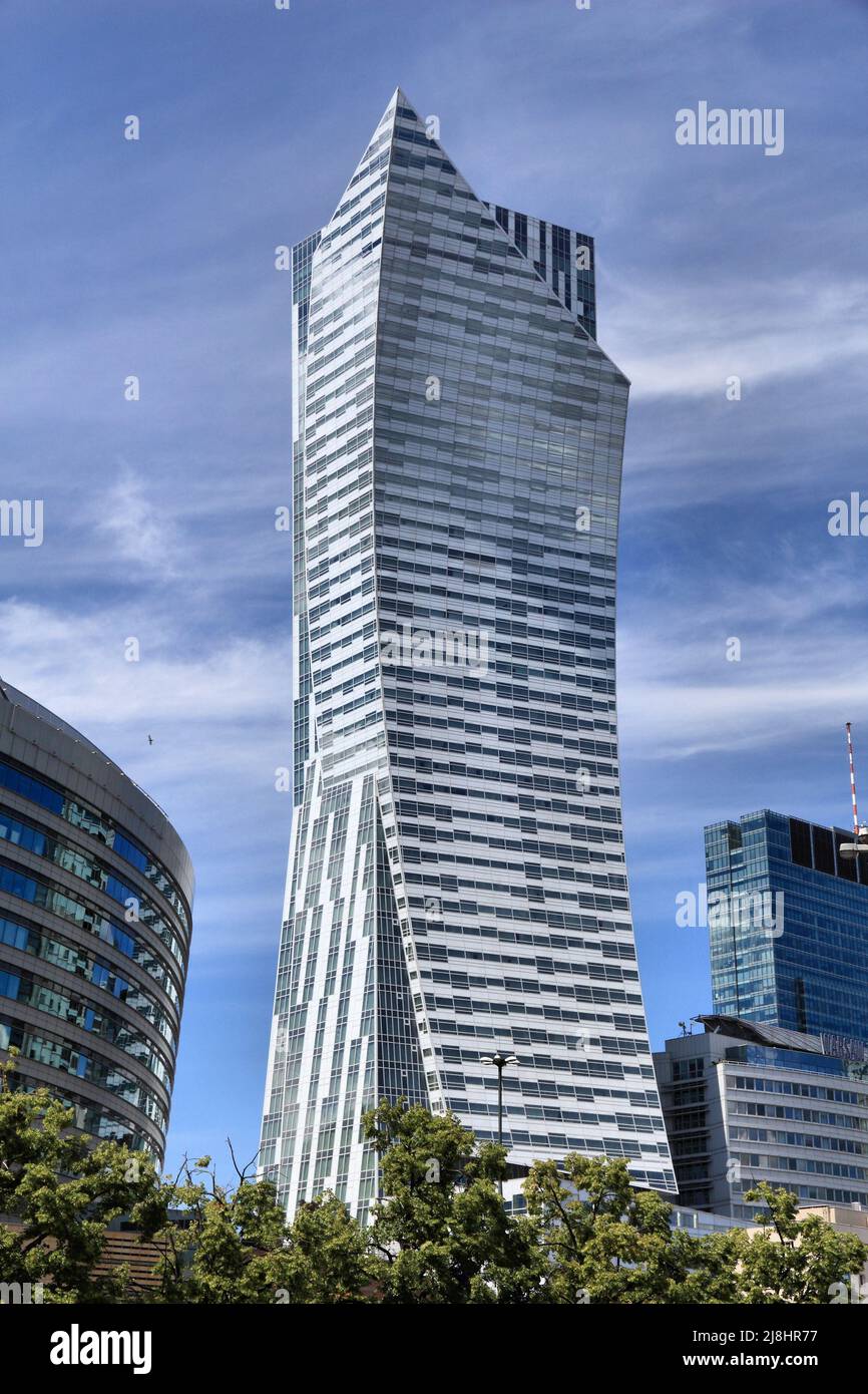 Warschau, Polen - 19. JUNI 2016: Zlota 44 Wolkenkratzer in Warschau, Polen. Der 192 Meter hohe Wolkenkratzer wurde von Daniel Libeskind entworfen. Stockfoto