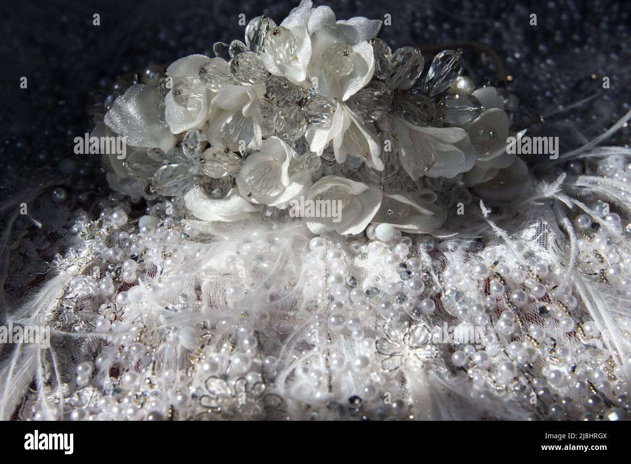 Gürtel mit Perlen und Juwelen auf einem Hochzeitskleid. Stockfoto