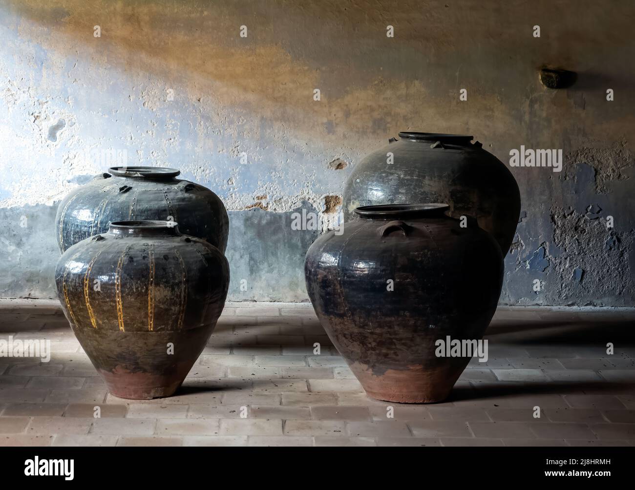 Antikes südindisches Pickle-Glas in padmanabhapuram Palast in der Nähe von Thuckalay, Kanyakumari Bezirk Tamilnadu-Indien Stockfoto Antikes südindisches Pickle-Glas in padmanabhapuram Palast in der Nähe von Thuckalay, Kanyakumari Bezirk Tamilnadu-Indien Stockfoto