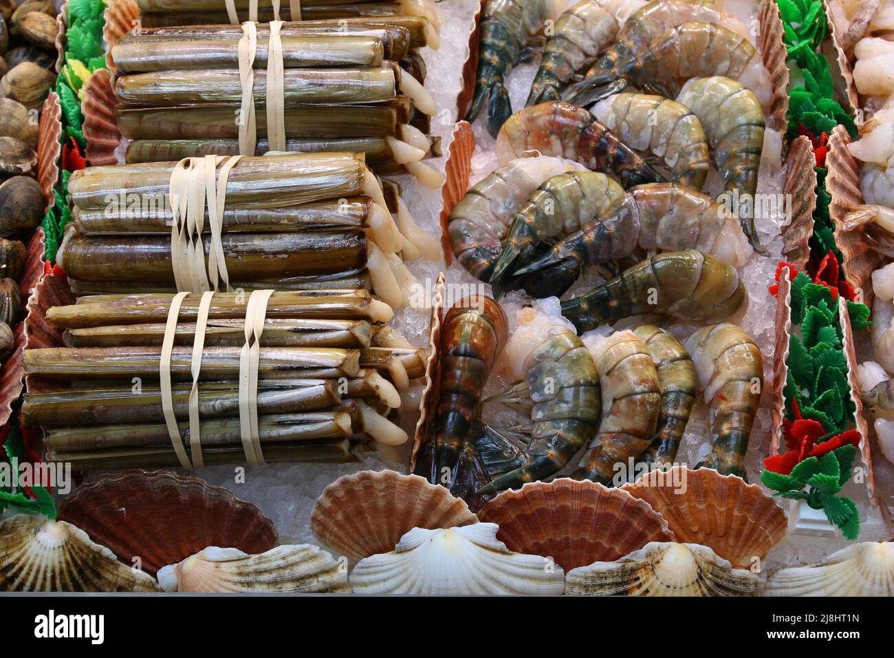 Razor Shell (Ensis magnus) Muscheln und Garnelen - Fischeinkauf auf einem Marktplatz in Leeds, Großbritannien. Stockfoto
