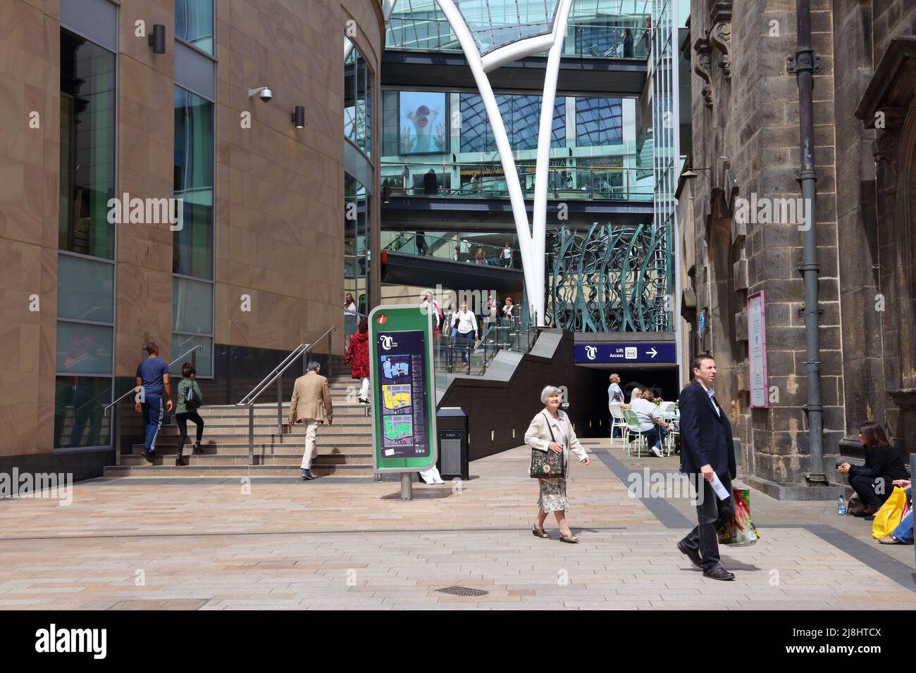 LEEDS, Großbritannien - 12. JULI 2016: Die Menschen besuchen das Trinity Leeds Einkaufs- und Freizeitzentrum in Leeds, Großbritannien. Die moderne Entwicklung wurde von Chapman Taylor entworfen. Stockfoto