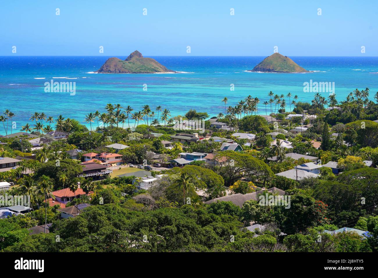 Moku Nui und Moku Iki, zwei Inseln des Mokulua Seabird Sanctuary von der Lanikai Pillbox Wanderung in Kailua aus gesehen, auf der östlichen Seite von Oahu in Hawaii, UN Stockfoto