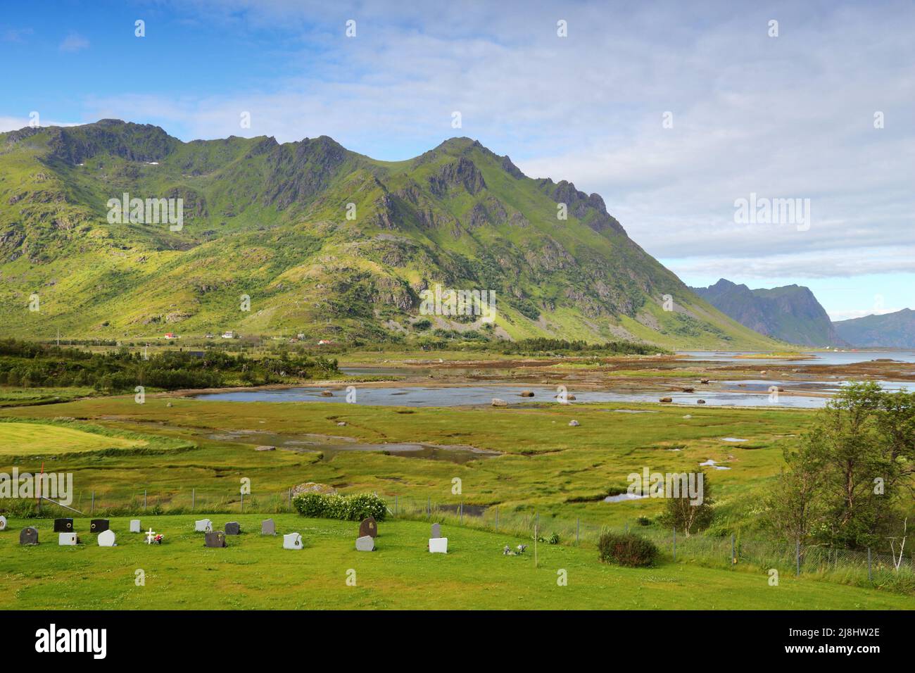 Lofoten-Archipel im arktischen Norwegen. Friedhof mit Aussicht. Gezeitenmoor auf der Insel Vestvagoya. Stockfoto