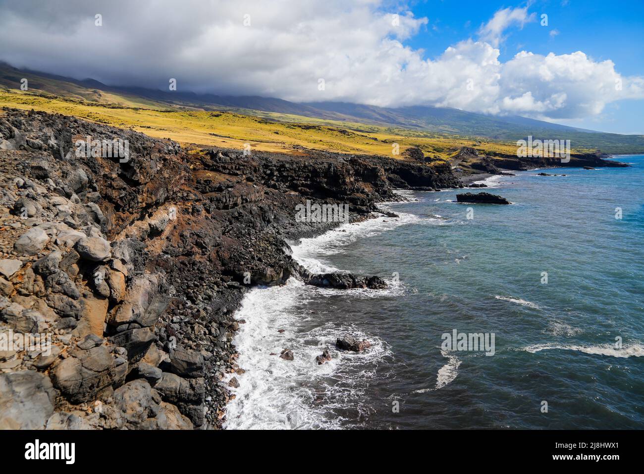 Felsige Klippen entlang des Piilani Highway im Südosten von Maui Island, Hawaii - Wilde Küste im Pazifischen Ozean Stockfoto