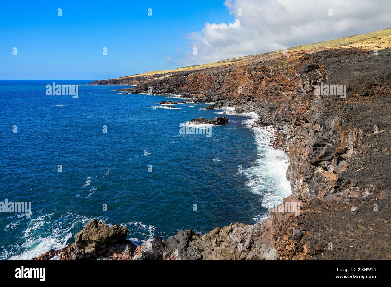 Felsige Klippen entlang des Piilani Highway im Südosten von Maui Island, Hawaii - Wilde Küste im Pazifischen Ozean Stockfoto