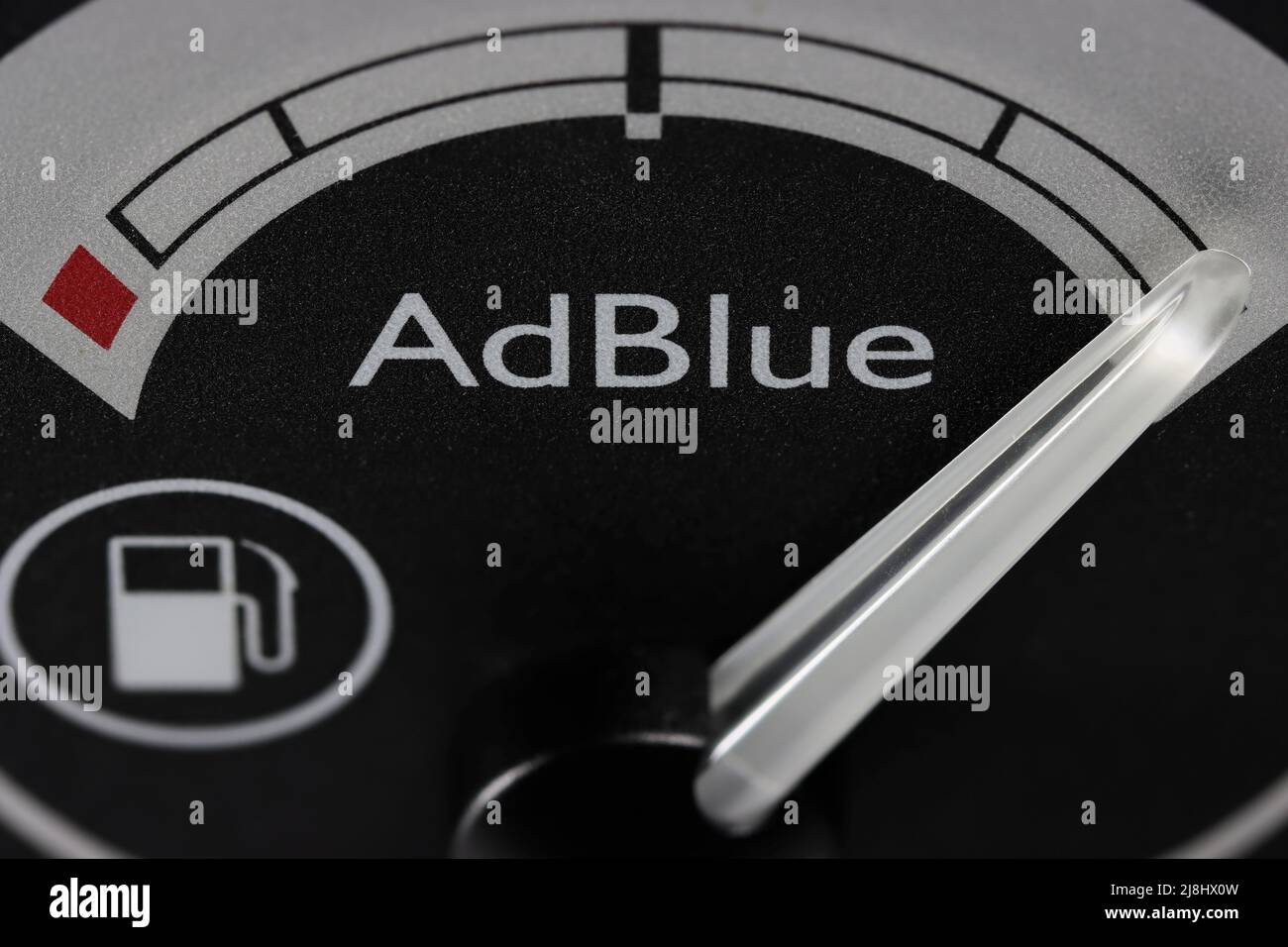 AdBlue-Kraftstoffanzeige im Armaturenbrett des Staplers - voll. AdBlue ist eine eingetragene Marke des Verbandes der Automobilindustrie (VDA). Stockfoto