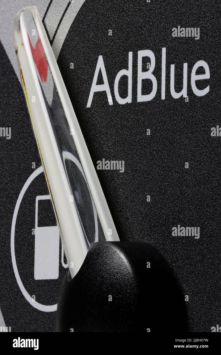 AdBlue-Kraftstoffanzeige im Armaturenbrett des Staplers - leer. AdBlue ist eine eingetragene Marke des Verbandes der Automobilindustrie (VDA). Stockfoto