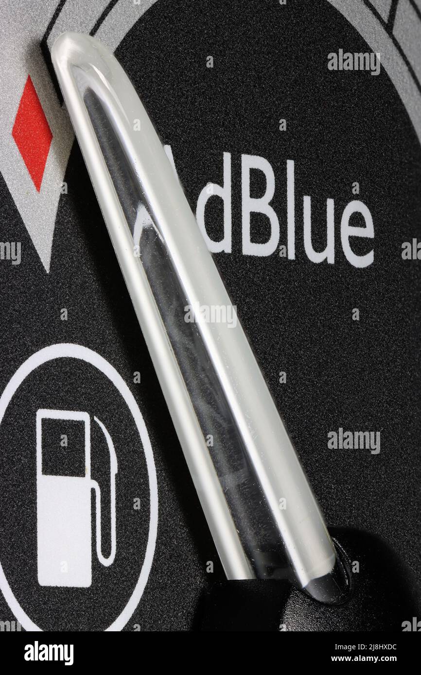 AdBlue-Kraftstoffanzeige im Armaturenbrett des Staplers - leer. AdBlue ist eine eingetragene Marke des Verbandes der Automobilindustrie (VDA). Stockfoto