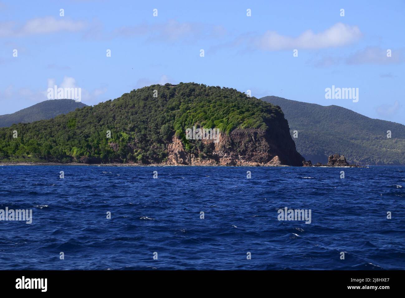 Guadeloupe Basse Terre Insel vom Meer aus gesehen. Stockfoto