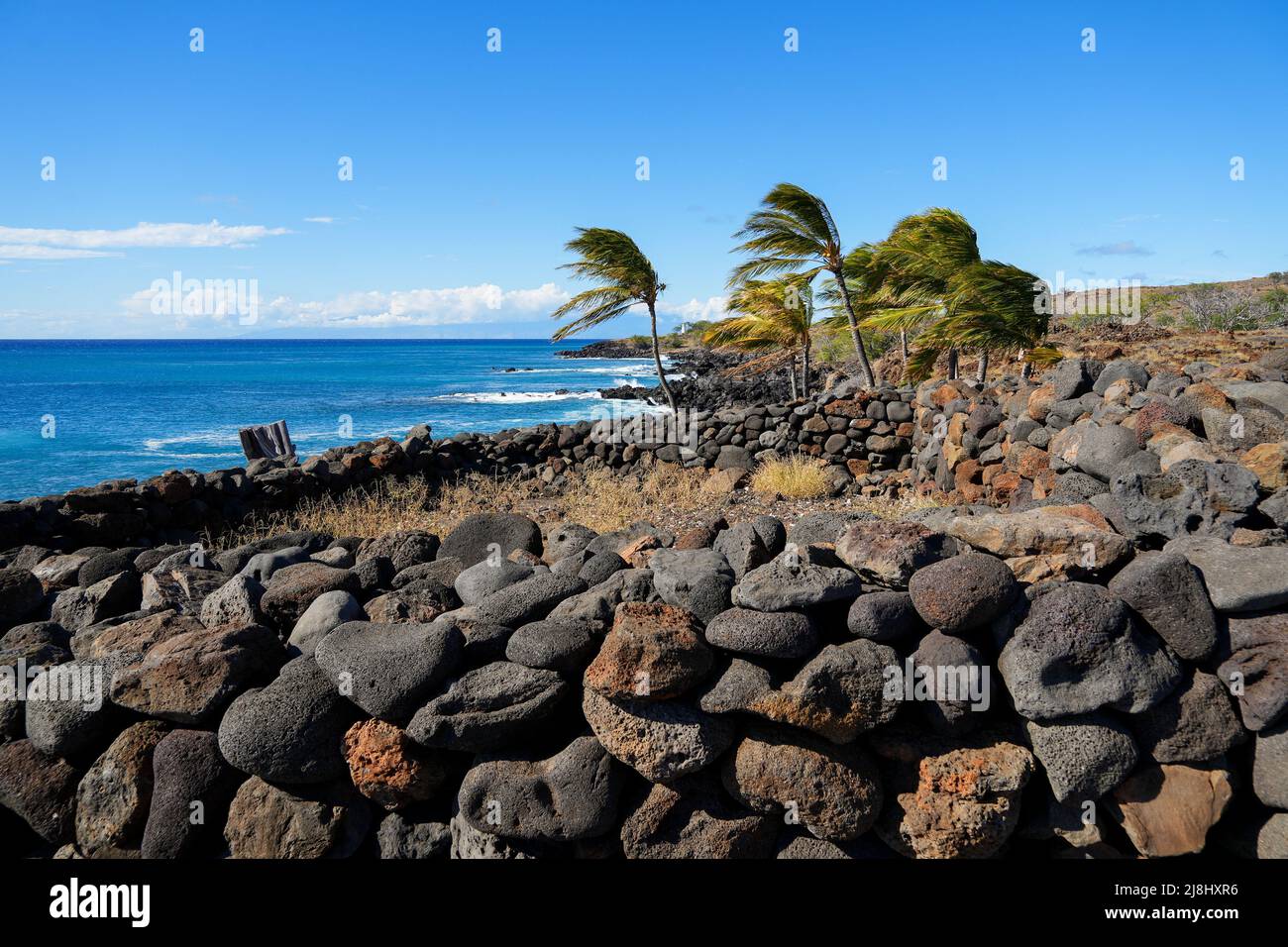 Ruinen der traditionellen hawaiianischen Häuser (Hale) im alten Fischerdorf des Lapakahi State Historical Park auf der Insel Hawai'i (Big Island) Stockfoto