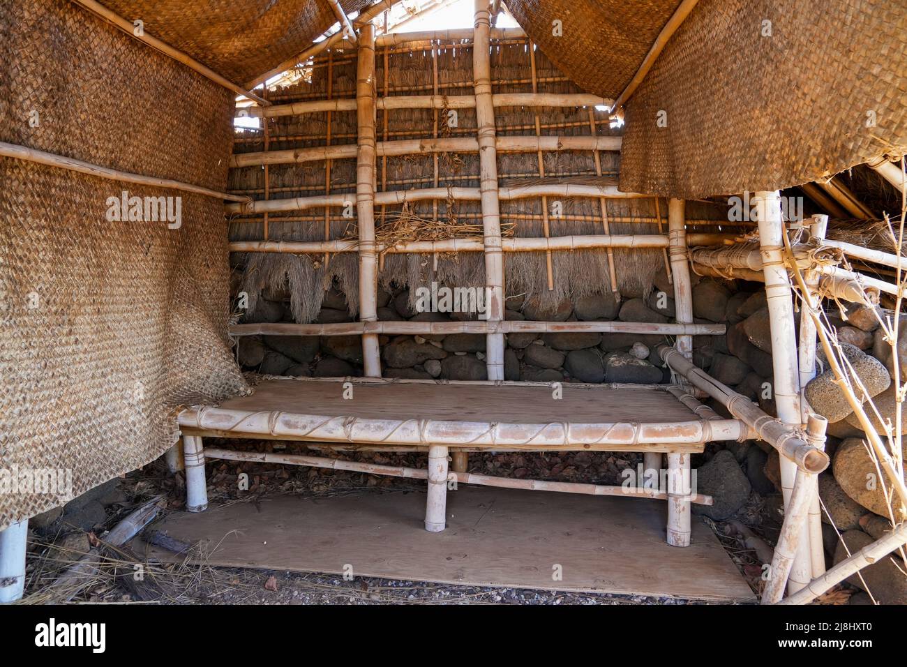 Das Innere eines rekonstruierten hawaiianischen Hales im alten Fischerdorf des Lapakahi State Historical Park auf der Insel Hawai'i (Big Island) i Stockfoto