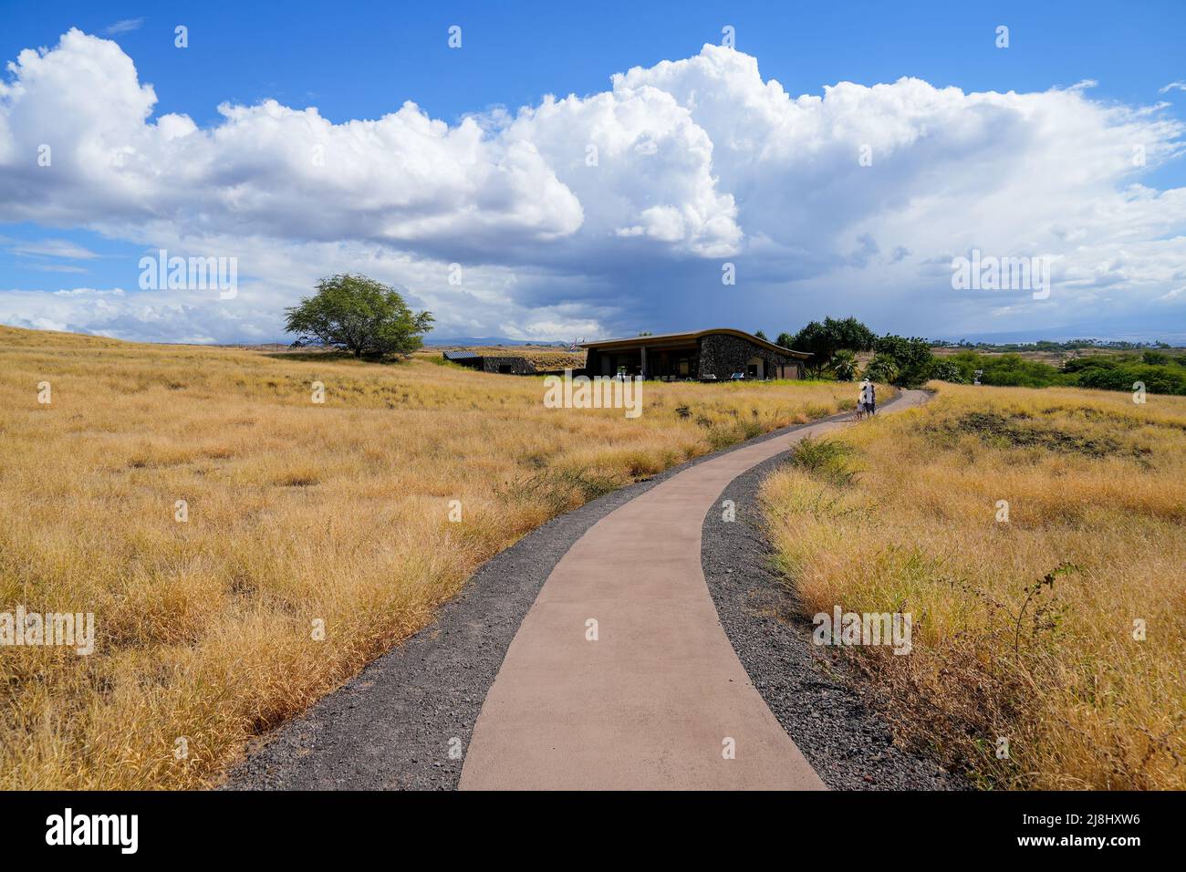 Fußweg zum Besucherzentrum der Nationalen Historischen Stätte Pu'ukohola Heiau auf der Big Island von Hawai'i im Pazifischen Ozean Stockfoto