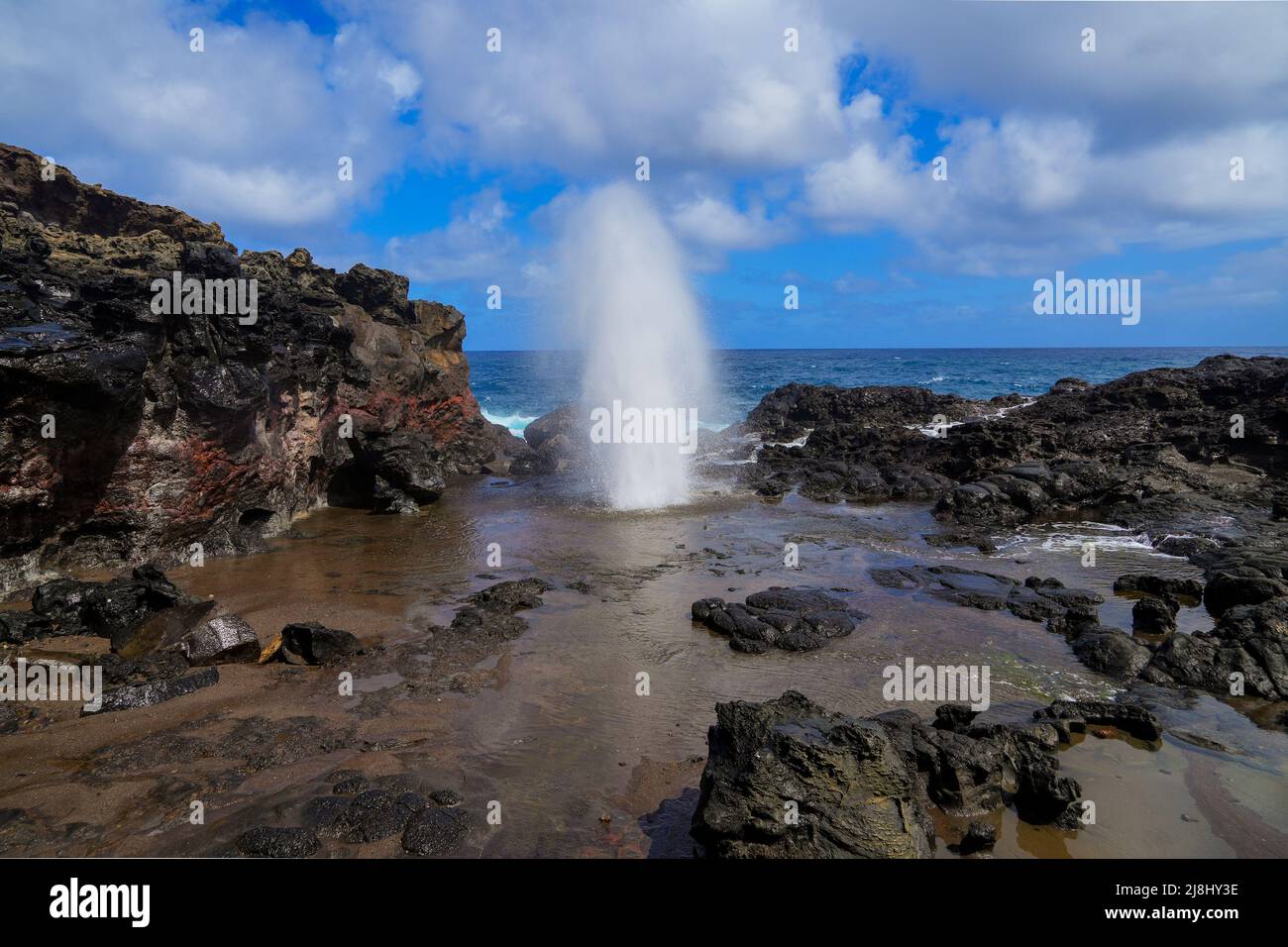 Meeresgeysir von Nakelele Blowhole auf West Maui auf den Hawaiianischen Inseln, USA - Wasserauslauf auf vulkanischem Gestein, der durch die Wellen des pazifischen Ozeans entstanden ist Stockfoto