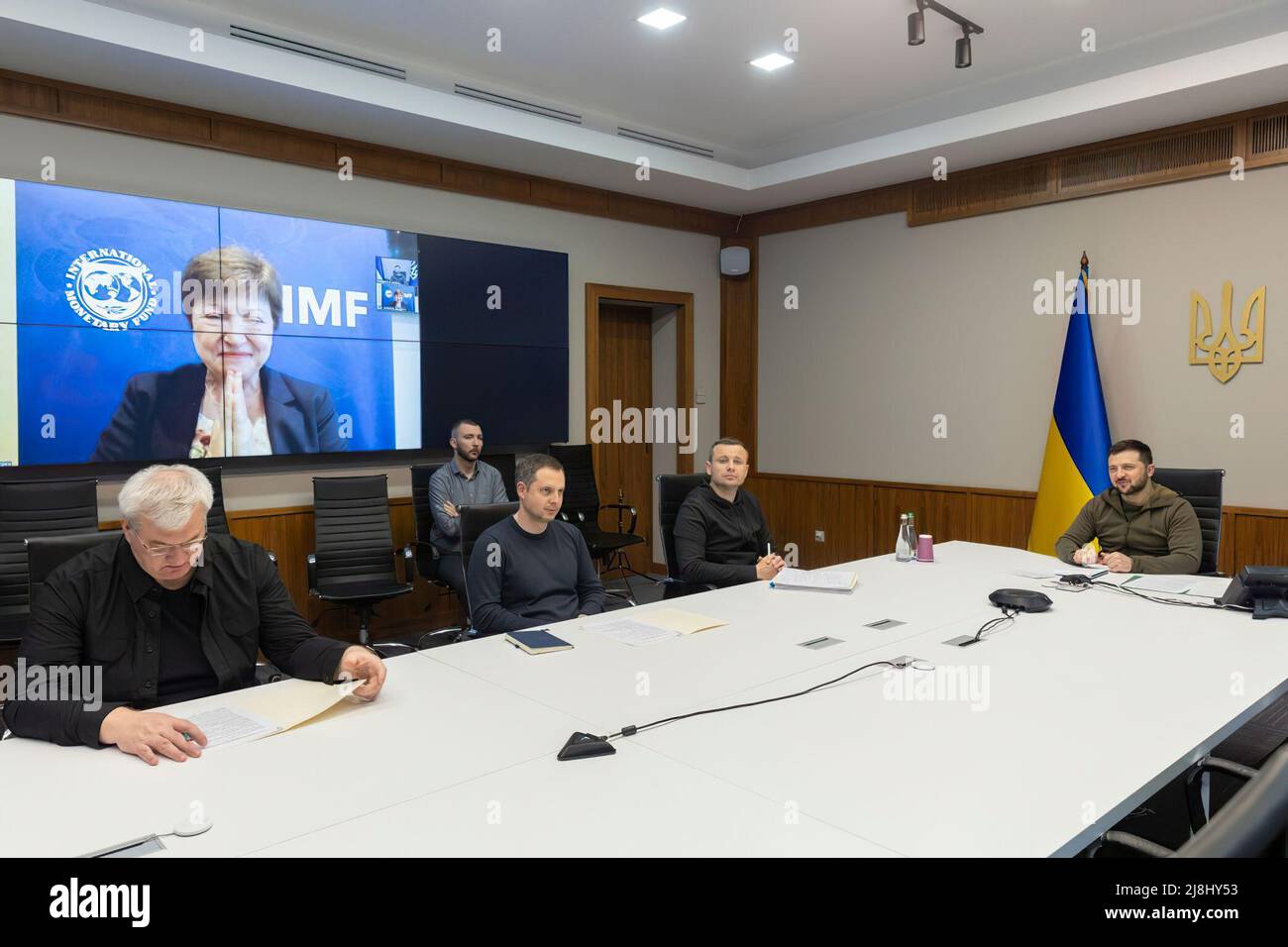 Die Präsidentin der Ukraine, Volodymyr Zelensky, hielt am Vorabend ihrer Teilnahme am Treffen der G7 Finanzminister eine Videokonferenz mit der Geschäftsführerin des Internationalen Währungsfonds, Kristalina Georgieva, ab. Der Präsident dankte dem IWF für die Unterstützung der ukrainischen Wirtschaft in den schwierigen Zeiten des Krieges. „Vielen Dank, dass Sie eine Führungspersönlichkeit in den Fragen der Unterstützung und der Überwindung dieser Situation haben“, sagte Volodymyr Zelenskyy. Nach Angaben des Präsidenten beträgt das monatliche Defizit des Staatshaushalts der Ukraine etwa 5 Milliarden US-Dollar. Deshalb rief er den IWF auf, die Unterstützung zu beschleunigen. Stockfoto