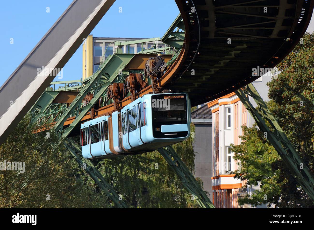 Wuppertal Suspension Railway Zug in Deutschland. Die einzigartige elektrische Einschienenbahn ist das Wahrzeichen von Wuppertal. Stockfoto