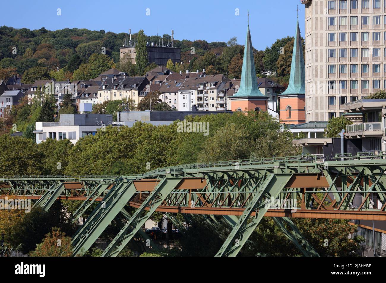 Wuppertal Suspension Railway Gleise in Deutschland. Die einzigartige elektrische Einschienenbahn ist das Wahrzeichen von Wuppertal. Stockfoto