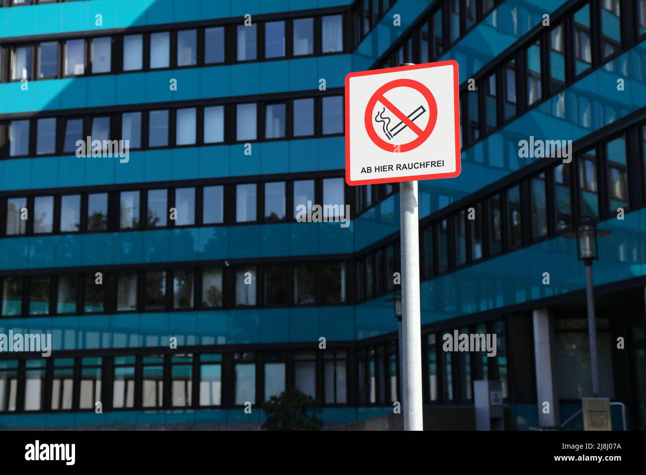 Rauchverbot. Generisches Schild vor einem öffentlichen Gebäude in Deutschland. Stockfoto