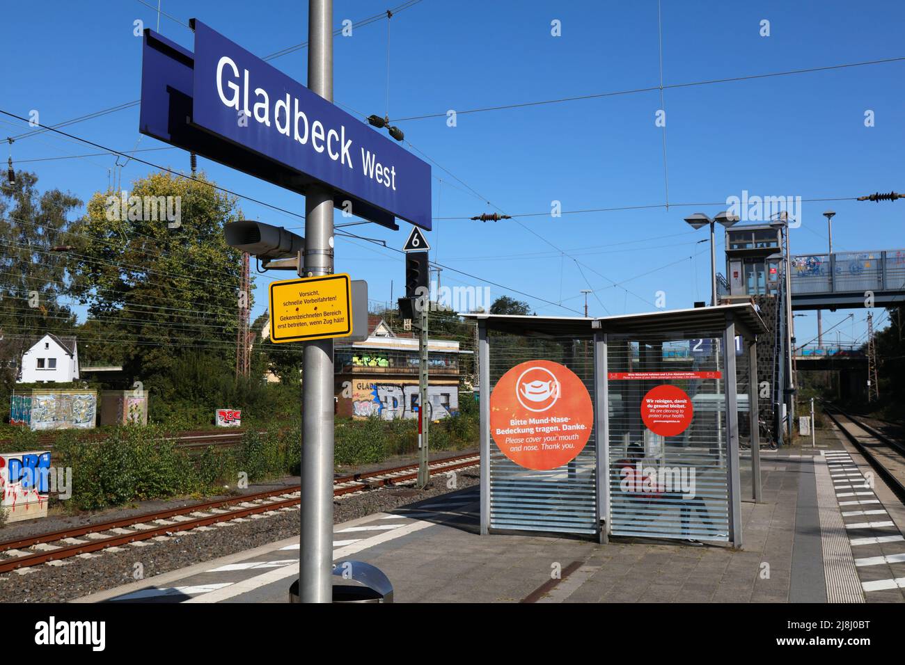 GLADBECK, DEUTSCHLAND - 20. SEPTEMBER 2020: Bahnhof Gladbeck West in Deutschland. Gladbeck ist eine wichtige ehemalige Industriestadt Nordrhein-Westfalens Stockfoto