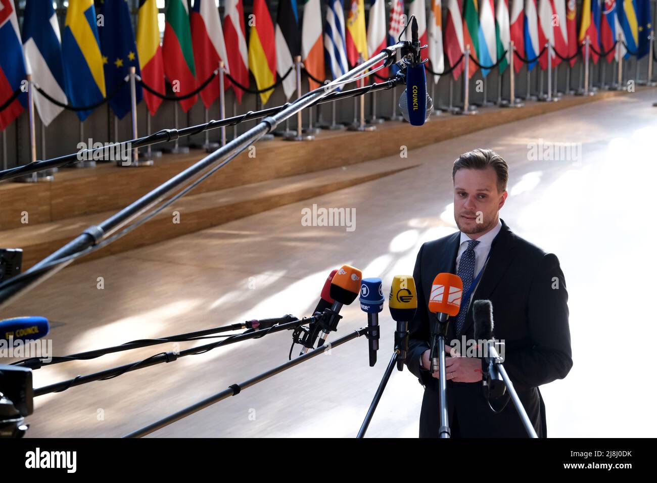 Brüssel, Belgien. 16.. Mai 2022. Der litauische Außenminister Gabrielius Landsbergis spricht mit der Presse, als er am 16. Mai 2022 zu einem Treffen des Rates für Auswärtige Angelegenheiten im EU-Hauptquartier in Brüssel eintrifft.Quelle: ALEXANDROS MICHAILIDIS/Alamy Live News Stockfoto