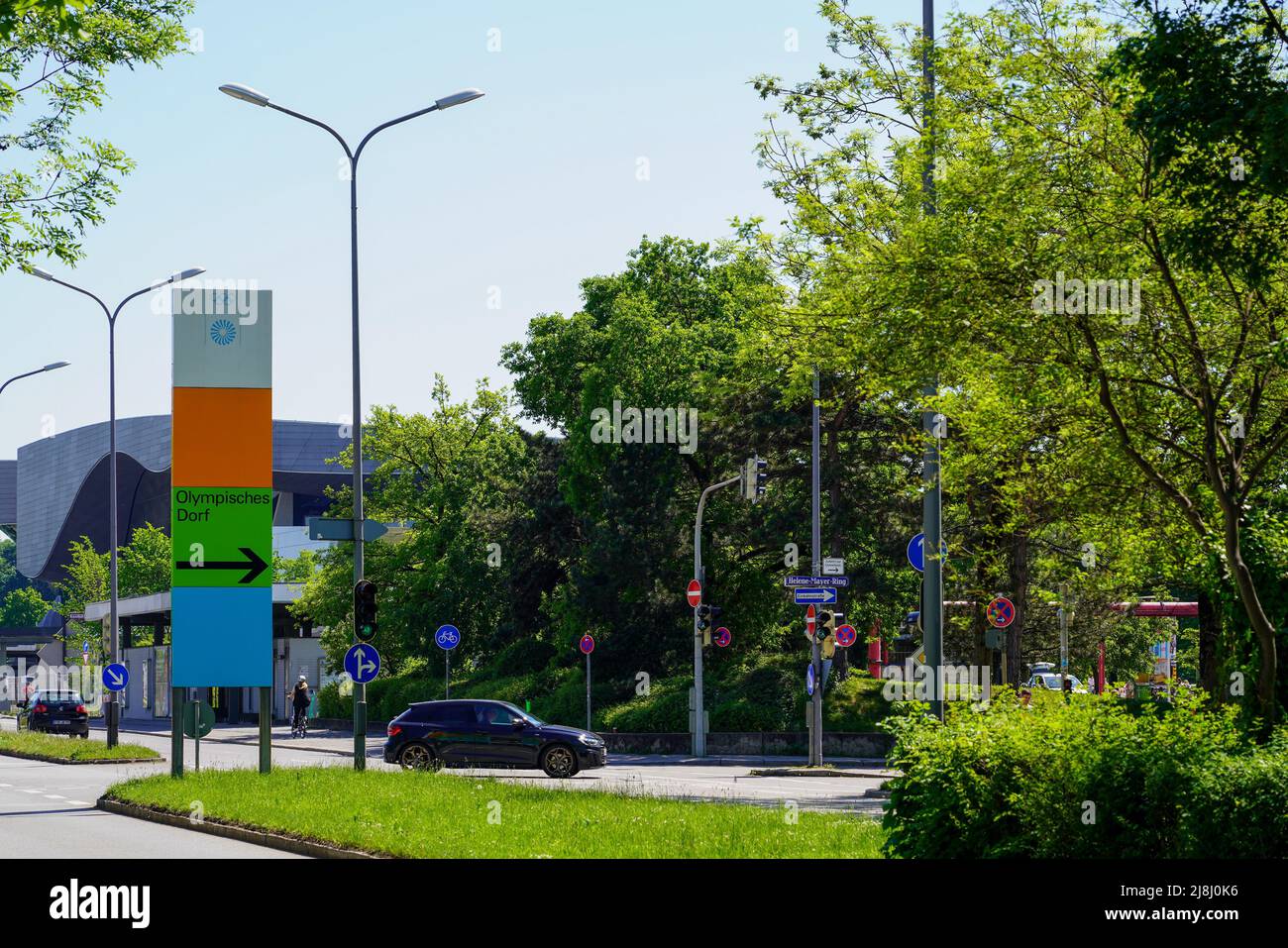 Straßenkreuzung zum Olympischen Dorf in München vor der BMW World. Stockfoto