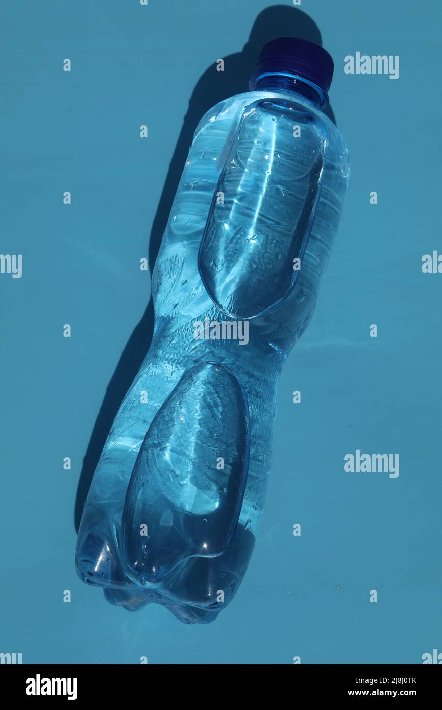 Flasche kaltes Wasser auf blauem Hintergrund Stockfoto