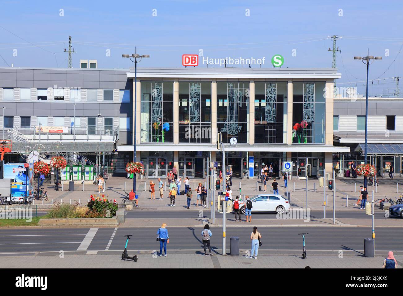 DORTMUND, 16. SEPTEMBER 2020: Besucher besuchen den Hauptbahnhof in Dortmund. Dortmund ist die größte Stadt im Ruhrgebiet Stockfoto