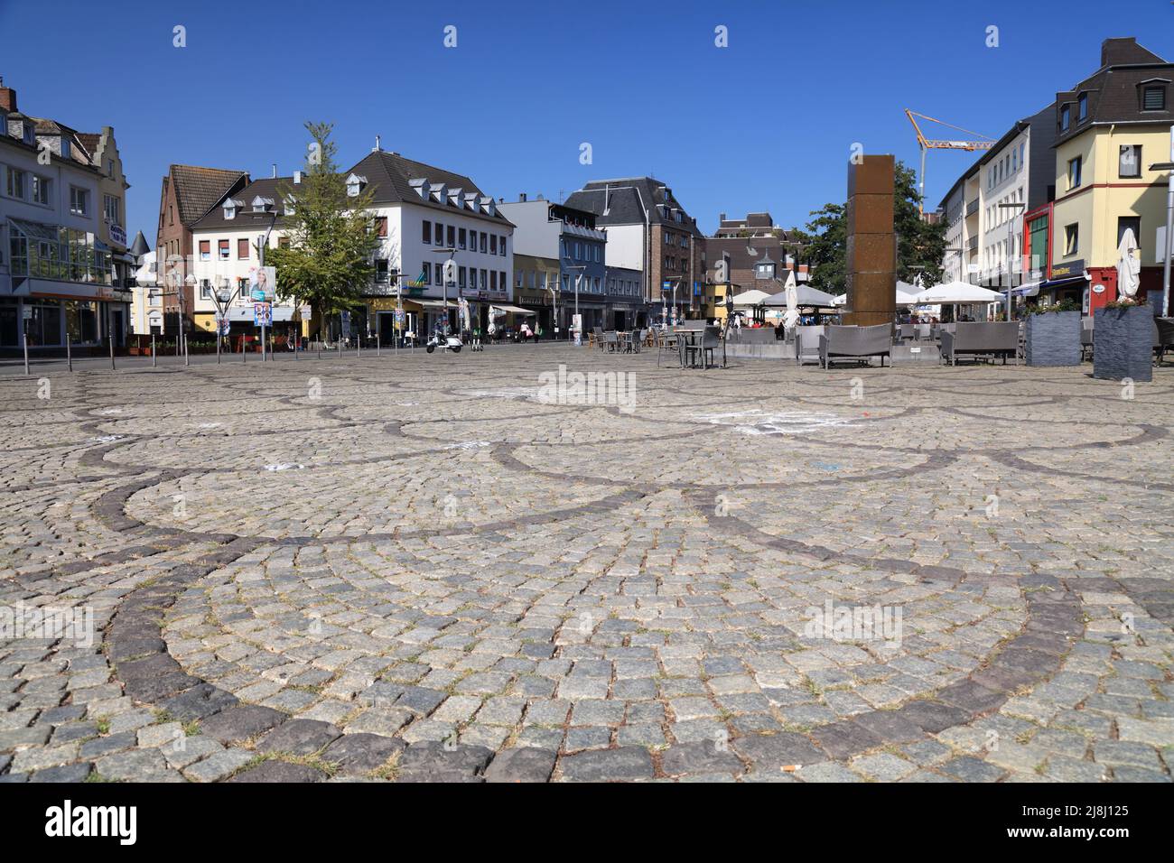 MÖNCHENGLADBACH, DEUTSCHLAND - 18. SEPTEMBER 2020: Besucher besuchen den Alten Markt Mönchengladbach, eine große Stadt in Nordrhein-Westfalen Stockfoto