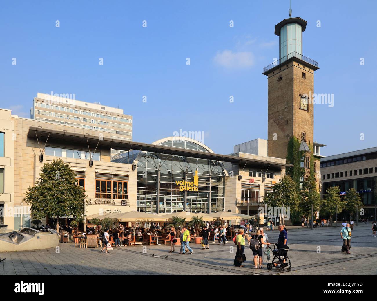 HAGEN, DEUTSCHLAND - 16. SEPTEMBER 2020: Menschen besuchen den Friedrich-Ebert-Platz in Hagen. Hagen ist die 16. Größte Stadt in Nordrhein-Westfalen Stockfoto