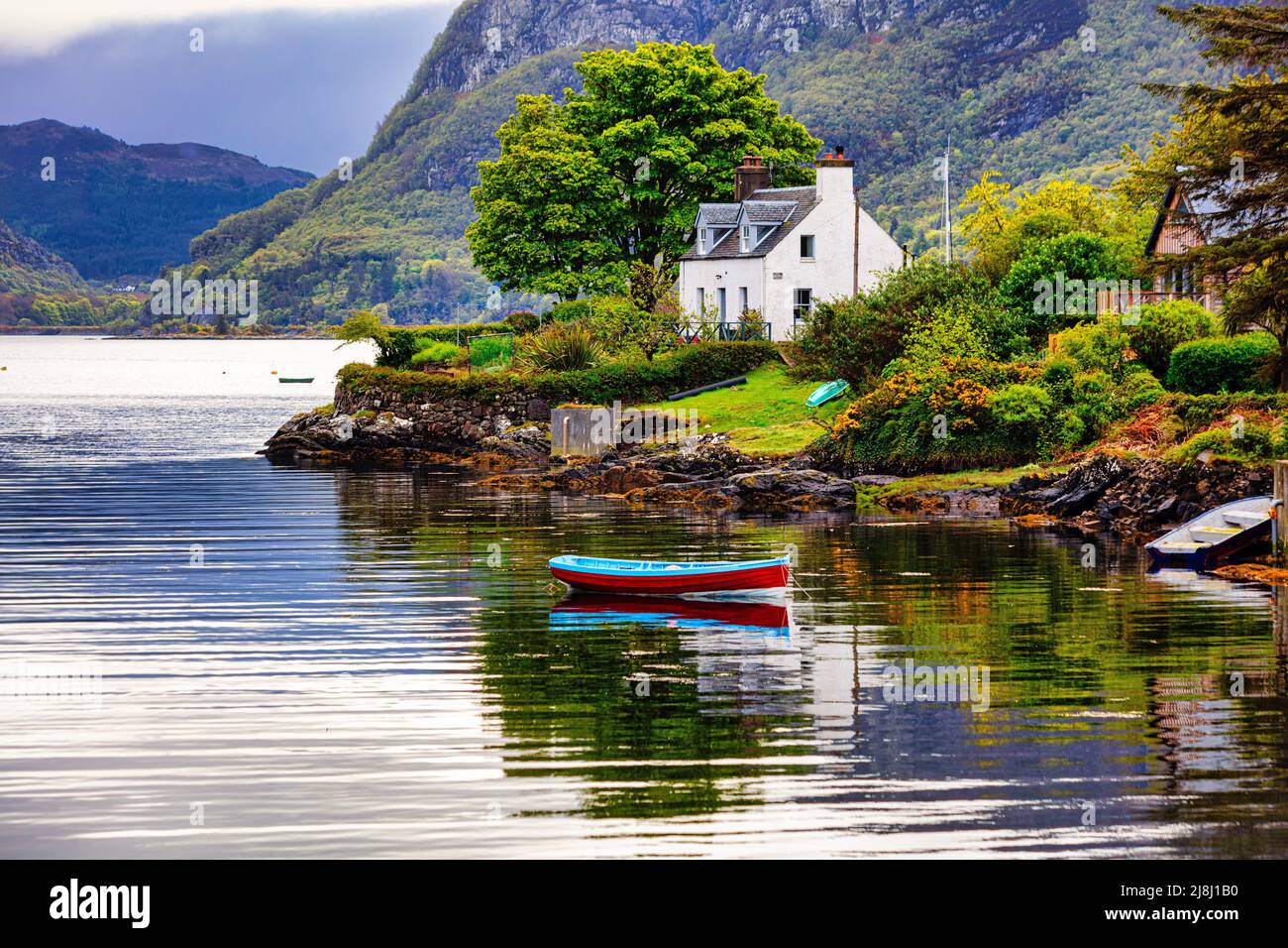 Das malerische Highland-Dorf Plockton, das Juwel der Highlands, liegt an einer geschützten Bucht mit herrlichem Blick auf Loch Carron. Schottland Stockfoto