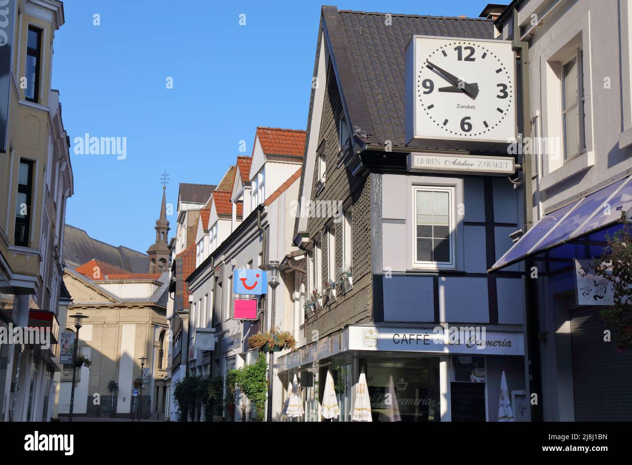 RECKLINGHAUSEN, DEUTSCHLAND - 20. SEPTEMBER 2020: Straßenansicht der Kunibertistraße in der Innenstadt von Recklinghausen. Es ist die 22. größte Stadt in Nordrhein-W. Stockfoto