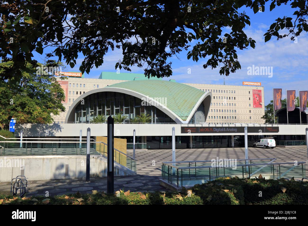 DORTMUND, DEUTSCHLAND - 16. SEPTEMBER 2020: Opernhaus Dortmund. Dortmund ist die größte Stadt im Ruhrgebiet Deutschlands. Stockfoto