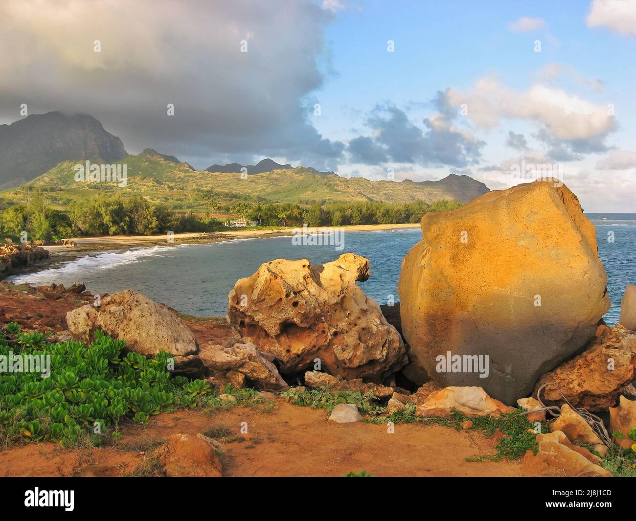 Blick auf Gillin's Beach und Ezra's Beach vom Ende des Maha'ulepu Heritage Trail in der Nähe von Punahoa Point Stockfoto