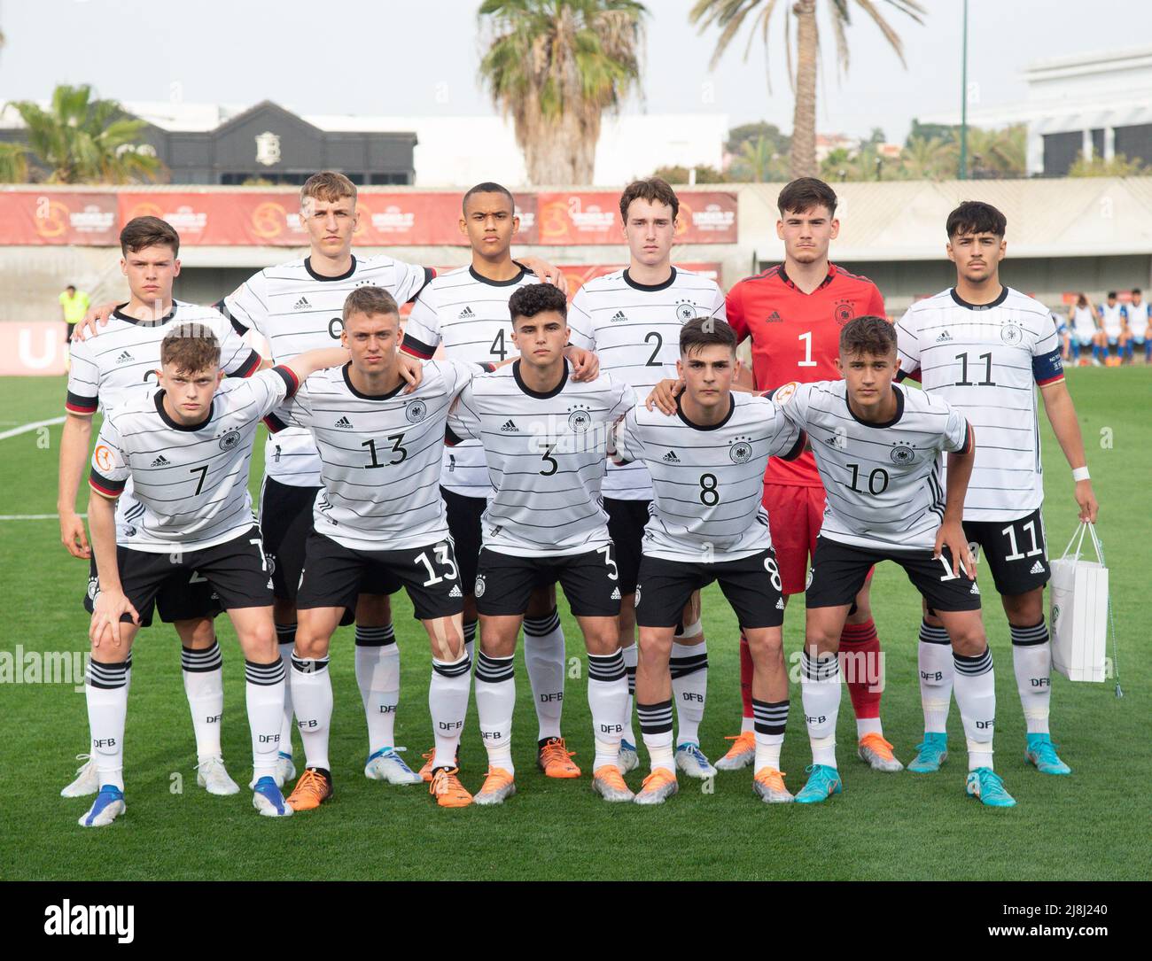 Ness Ziona, Israel. 16.. Mai 2022. Fußball, U17 Junioren: Europameisterschaft, Italien - Deutschland, Vorrunde, Gruppe A, Matchday 1, Die deutsche Mannschaft steht an. Quelle: Berney Ardov/dpa/Alamy Live News Stockfoto