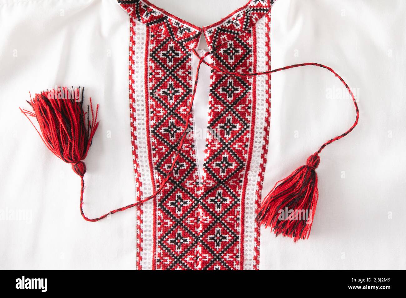 Nationale ukrainische Stickerei. Handgefertigt. Kreuzstich in rot, schwarz und weiß. Traditionelles Hemd der Ukraine. Hintergrund sticken. Stockfoto