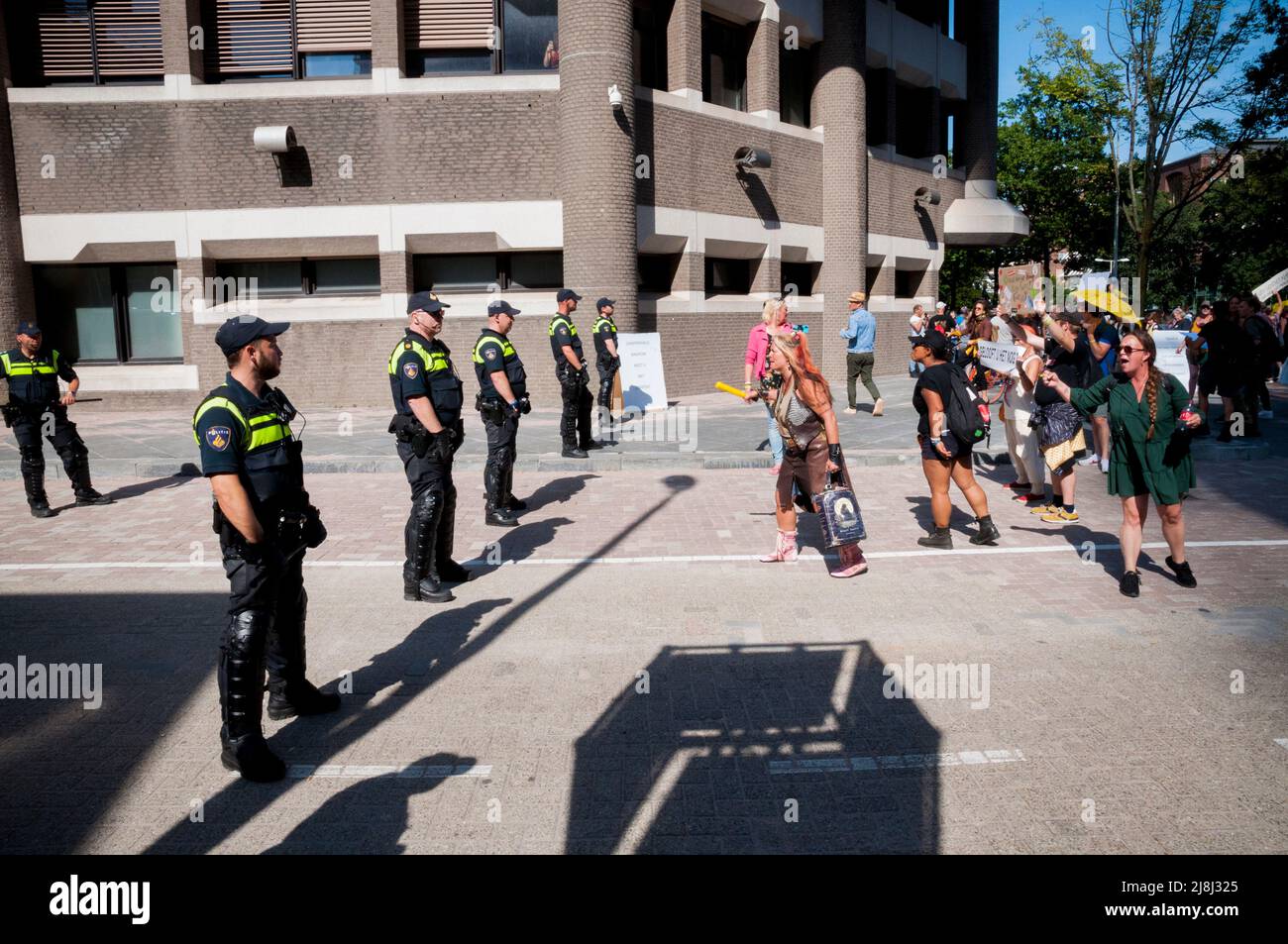 09-07-2021 Den Haag, Niederlande. Coronavirus-Skeptiker und Vaxxer protestieren gegen kovide Maßnahmen und Impfungen Stockfoto