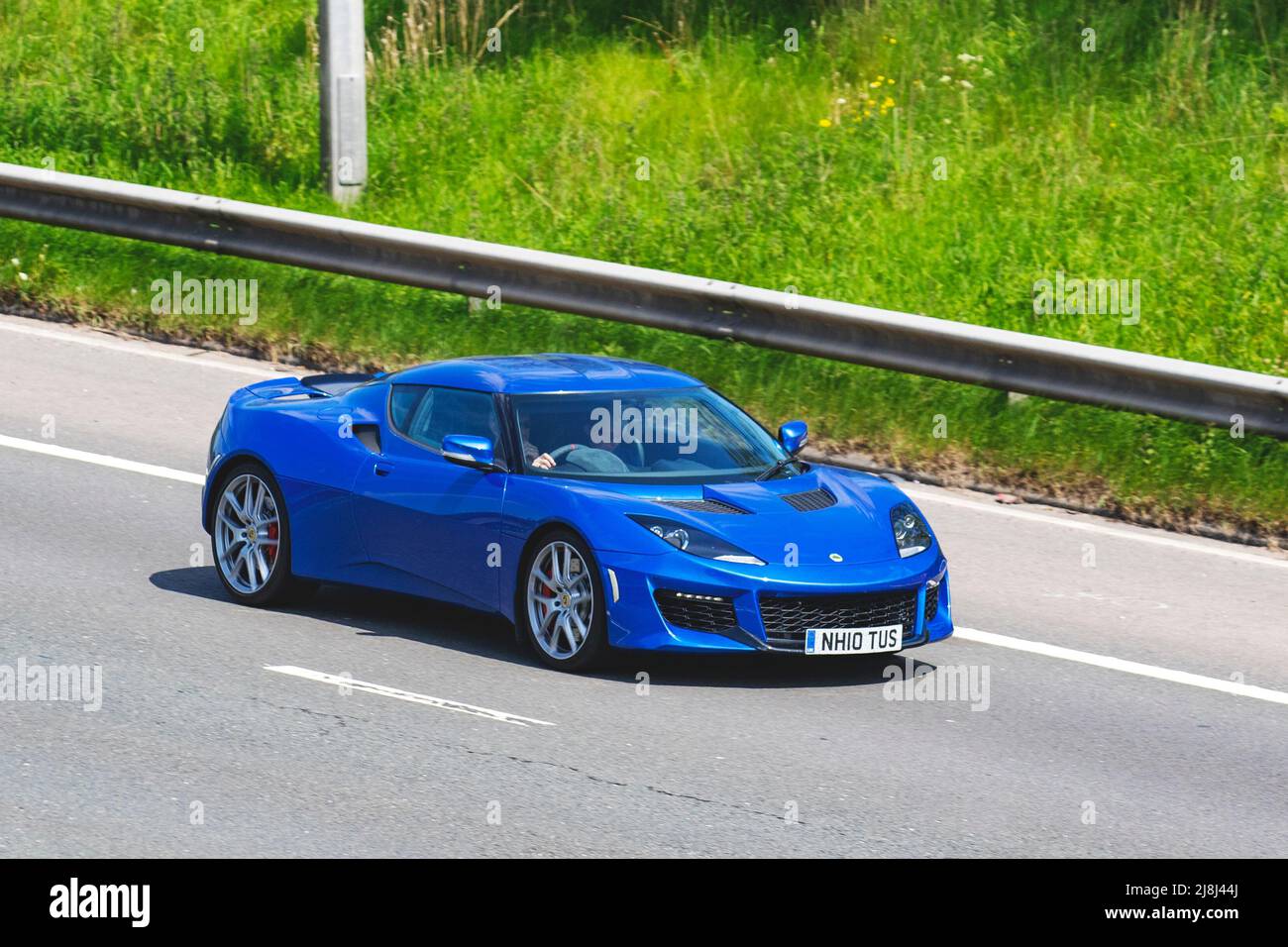 2016 blauer LOTUS EVORA 24V V6 3456cc Benziner Performance Supersportwagen; ein federleichtes Sportcoupé auf der Autobahn M6, Großbritannien Stockfoto
