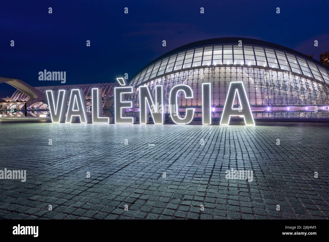 Illumianted Valencia Neonschild vor dem hemisferischen Gebäude der Stadt der Künste und Wissenschaften. Stockfoto