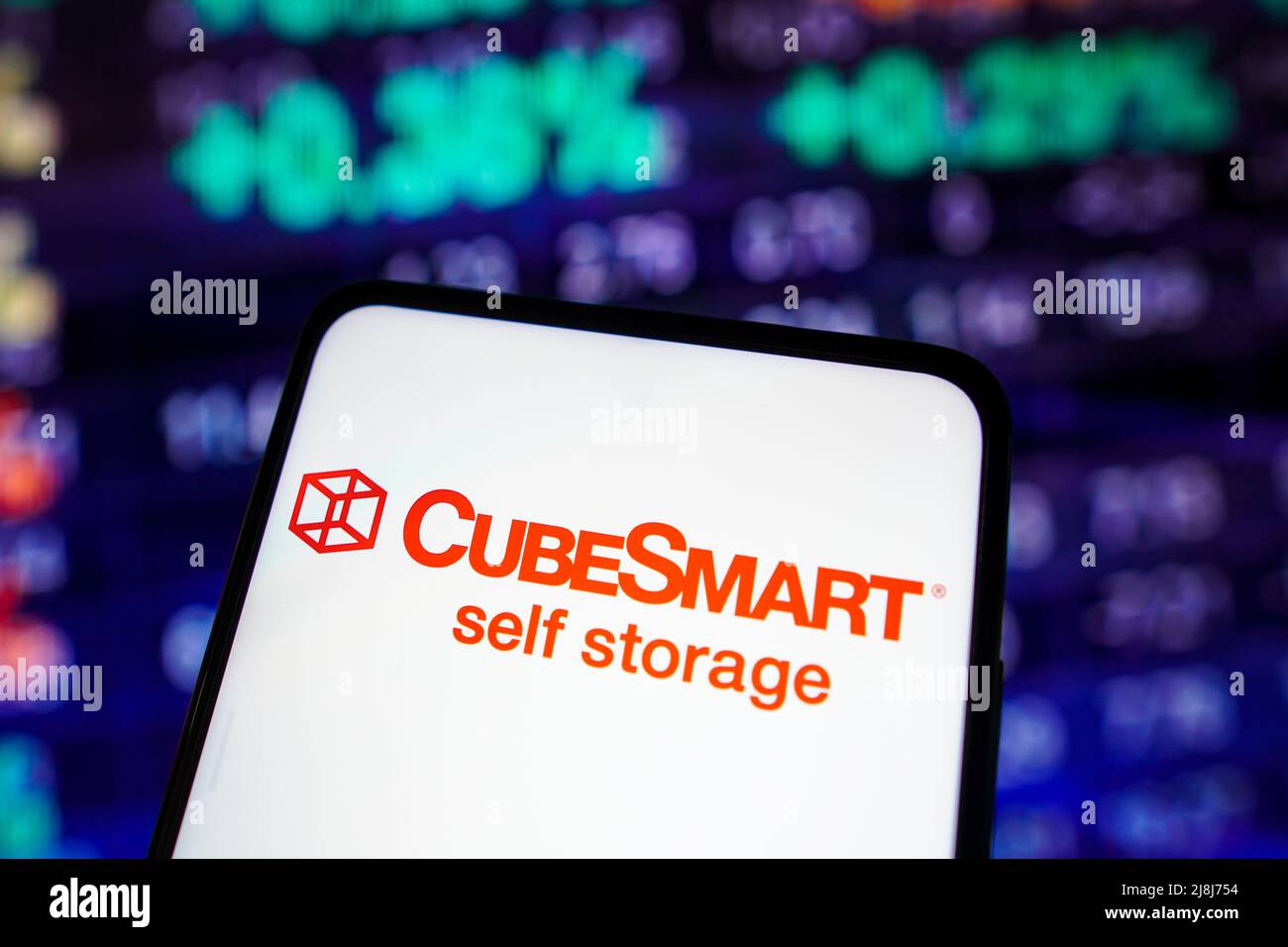 In dieser Abbildung wird das CubeSmart-Logo auf einem Smartphone angezeigt. Stockfoto