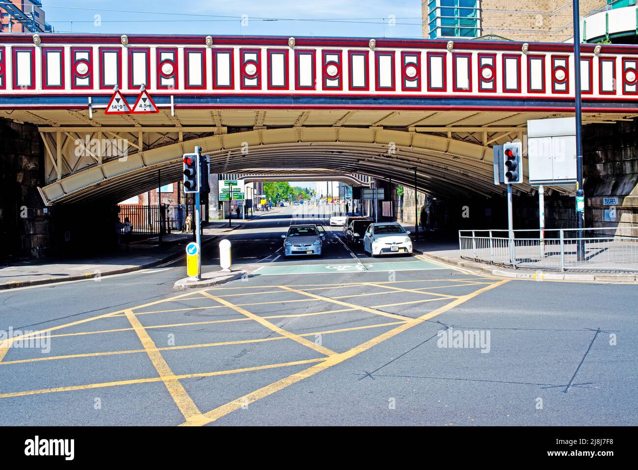 Eisenbahnbrücke, Victoria Street, die zur Great Dulcie Street, Manchester, England führt Stockfoto