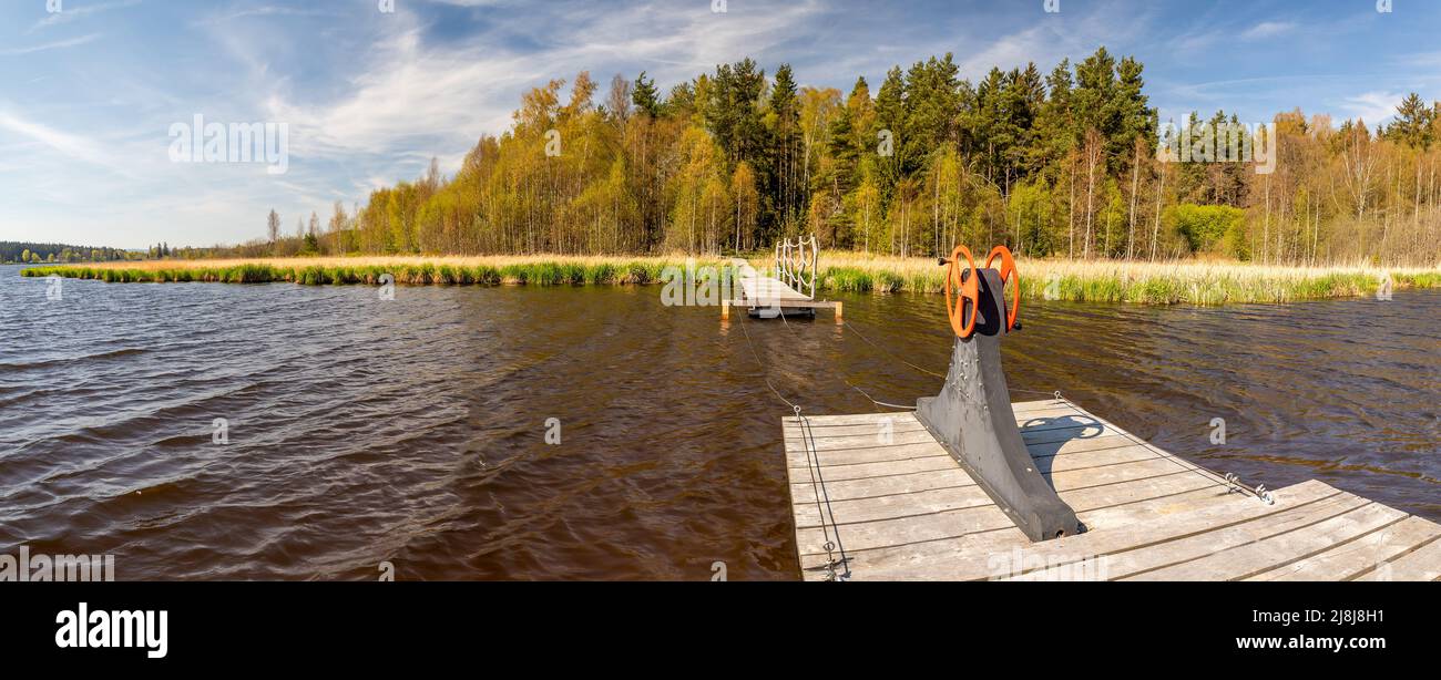 Hölzerne schwimmende Seebrücke mit Boot und Aussichtsplattform mit Winde am Teich Olsina, Tschechische republik Stockfoto