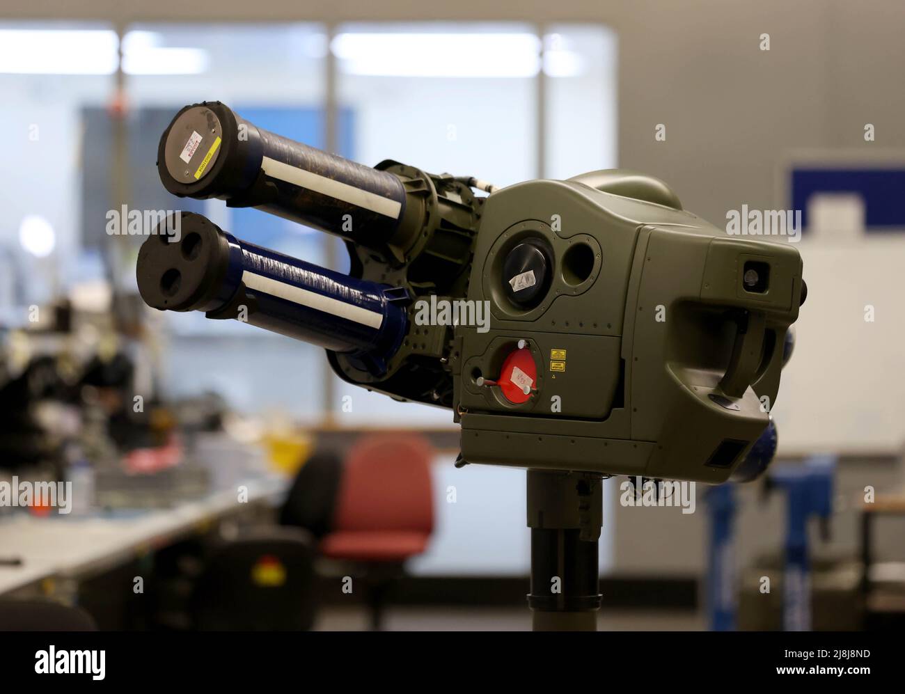 Ein STARStreak LML-NG (Lightweight Multiple Launcher - Next Generation) Raketensystem, das beim Waffenhersteller Thales in Belfast während des Besuchs von Premierminister Boris Johnson in Nordirland zu Gesprächen mit Stormont-Parteien ausgestellt wurde. Bilddatum: Montag, 16. Mai 2022. Stockfoto