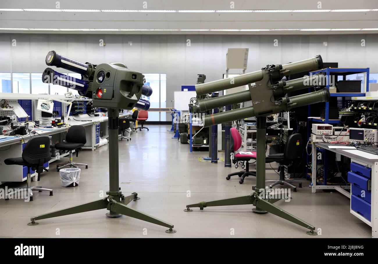 Ein STARStreak LML-NG (Lightweight Multiple Launcher - Next Generation)-Raketensystem (links) und ein Starstreak LML (Lightweight Multiple Launcher)-Raketensystem (rechts), das beim Waffenhersteller Thales in Belfast während des Besuchs von Premierminister Boris Johnson in Nordirland zu Gesprächen mit Stormont-Parteien ausgestellt wurde. Bilddatum: Montag, 16. Mai 2022. Stockfoto